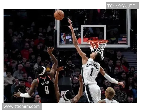 文班亚马首场比赛表现惊艳5次盖帽隔扣字母哥引发热烈讨论