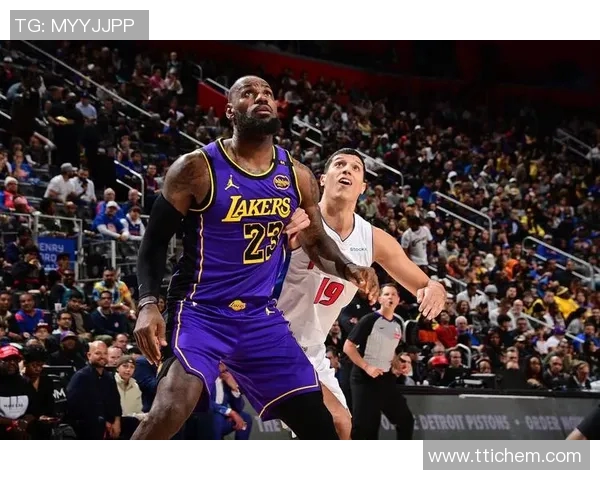 湖人队与活塞队激战正酣2015年11月16日精彩回顾与赛后分析